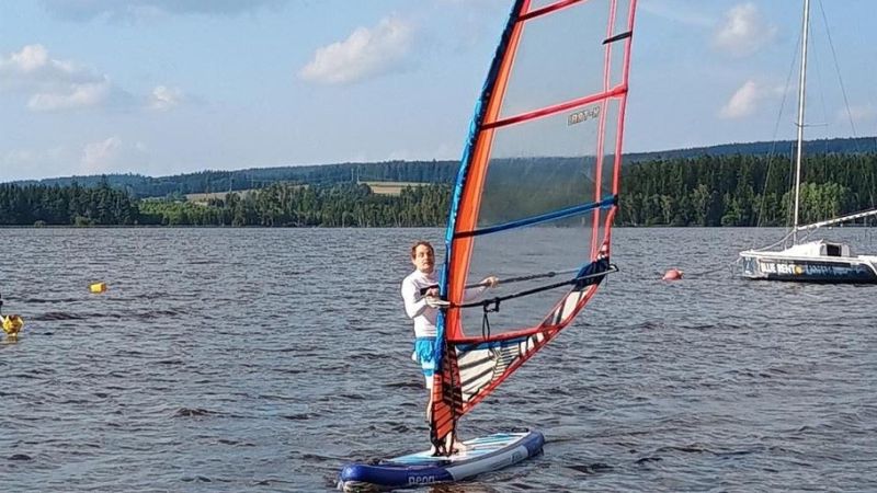 neon x7 na vode nafukovaci paddleboard plachta windsurfing